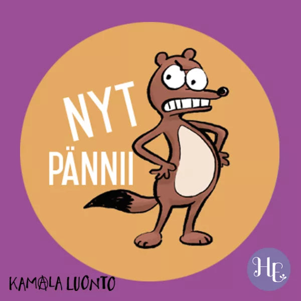 Hidasta Elämää Meni tunteisiin -tarrat; kuvitettu ruskea eläin seisoo tassut lantiolla närkästyneen näköisenä, valkoinen teksti "NYT PÄNNII"; tausta ruskehtava ympyrä violetilla pohjalla; "KAMALA LUONTO" -logo toisessa kulmassa ja "HE"-logo toisessa; selkeät groteskifontit; kaikki elementit kaksiulotteista kuvitusta ilman pakkausta, ei ihmisiä tai muita esineitä kuin kuvitettu eläin.