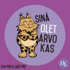 Hidasta Elämää Meni tunteisiin -tarrat; kuvitettu, hymyilevä ilves kädet ristissä suomenkielisen tekstin "Sinä olet arvokas" edessä violetilla taustalla; "KAMALA LUONTO" -logo ja pyöreä "HE"-logo kulmissa; lihavoitu valkoinen groteskiteksti pääsanomassa; ei ihmisiä, käsiä tai pakkausta, kuvitettu grafiikka.