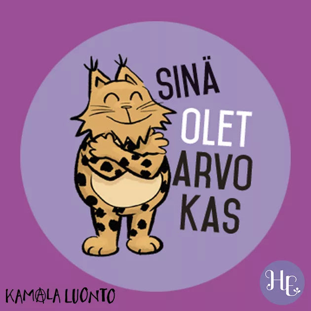 Hidasta Elämää Meni tunteisiin -tarrat; kuvitettu, hymyilevä ilves kädet ristissä suomenkielisen tekstin "Sinä olet arvokas" edessä violetilla taustalla; "KAMALA LUONTO" -logo ja pyöreä "HE"-logo kulmissa; lihavoitu valkoinen groteskiteksti pääsanomassa; ei ihmisiä, käsiä tai pakkausta, kuvitettu grafiikka.