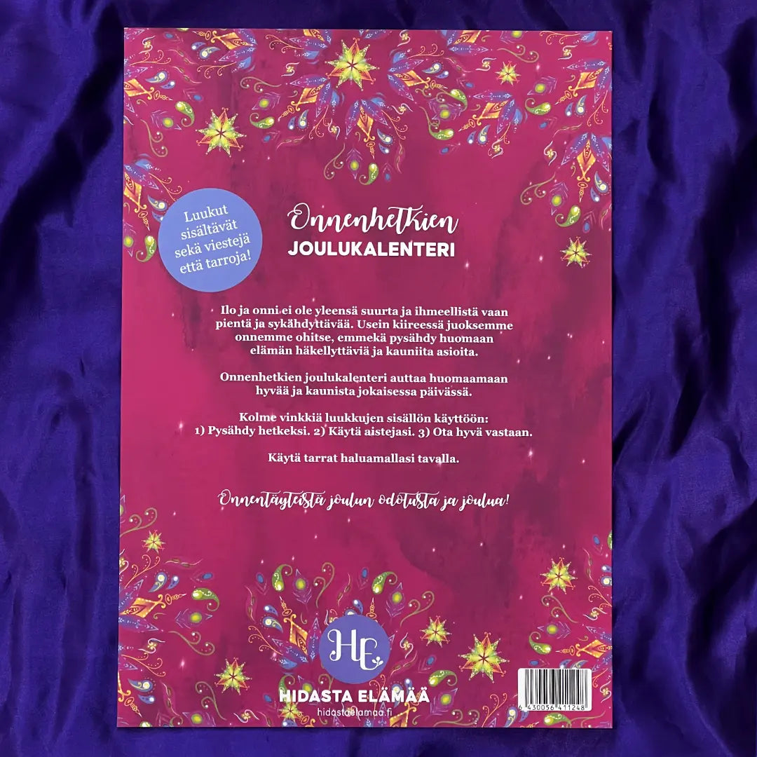 Hidasta Elämää Onnenhetkien Joulukalenteri; eloisa juhlallinen mainos violetilla taustalla, suomenkielinen teksti mainostaa joulukalenteria; kuvassa keltaisia tähtiä, ilotulituskuvioita ja muita koristekuvioita; groteski- ja koristefontit; Hidasta Elämää -logo alaosassa; ei ihmisiä tai käsiä.