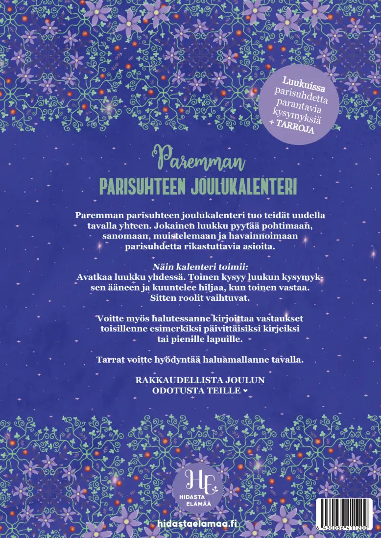 Hidasta Elämää Paremman Parisuhteen Joulukalenteri; violetti-sininen juhlava kalenteri pohjoismaisin kuvioin, suomenkielinen teksti kertoo pariskunnille suunnatusta joulukalenterista ja käyttöohjeista; mattapinta, suorakaiteen muoto; pyöreä tarra oikeassa yläkulmassa kertoo kysymyksistä ja tarroista; valkoinen tausta, ei ihmisiä.