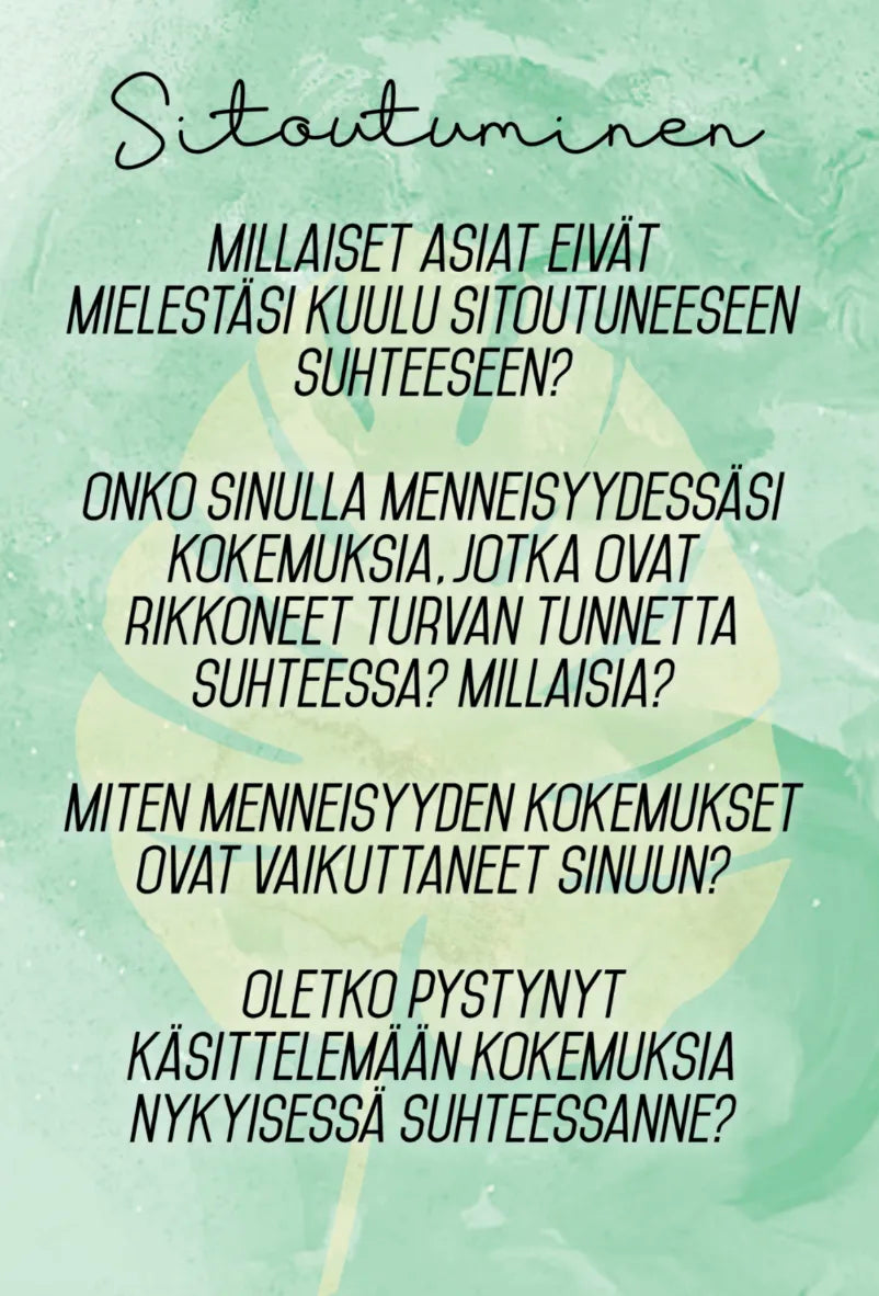 Hidasta Elämää Parisuhteen Keskustelukortit 2; suomenkielinen teksti vihreällä lehtikuvioisella taustalla, esittää kysymyksiä sitoutumisesta, menneistä kokemuksista ja turvallisuudesta parisuhteessa; kuva suorakaiteen muotoinen mattapinnalla, ei näy fyysistä tuotetta tai pakkausta; typografia groteskia ja valkoista; ei ihmisiä tai käsiä kuvassa; lähikuva keskittyy tekstiin.