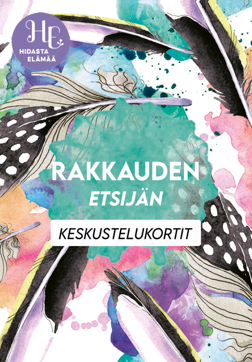 Hidasta Elämää Rakkauden Etsijän Keskustelukortit; korttipakkaus värikkäällä vesiväri-kuvituksella, jossa abstrakteja höyheniä ja roiskeita; teksti "Rakkauden etsijän keskustelukortit"; vasemmassa yläkulmassa pyöreä Hidasta elämää -tunnus, joka kutsuu mielekkääseen pohdintaan; korttien pinta mattaa, kulmat pyöristetyt, typografia selkeä ja groteskinen valkoisella pohjalla; ei ihmisiä eikä käsiä, tuote keskitettynä tasaiselle pinnalle.