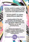 Hidasta Elämää Rakkauden Etsijän Keskustelukortit; suomenkielinen tekstikortti vesivärikukin ja höyhenin koristeltuna; kortti suorakaiteen muotoinen, mattapintaista pahvia, kukka- ja höyhenkuvioinnit kehystävät keskitettyä mustaa groteskitekstiä; alaosassa pienemmällä julkaisu- ja tekijätiedot; tuote pakkauksesta irrallaan, kuvattu vaaleaa taustaa vasten, ei käsiä eikä ihmisiä.
