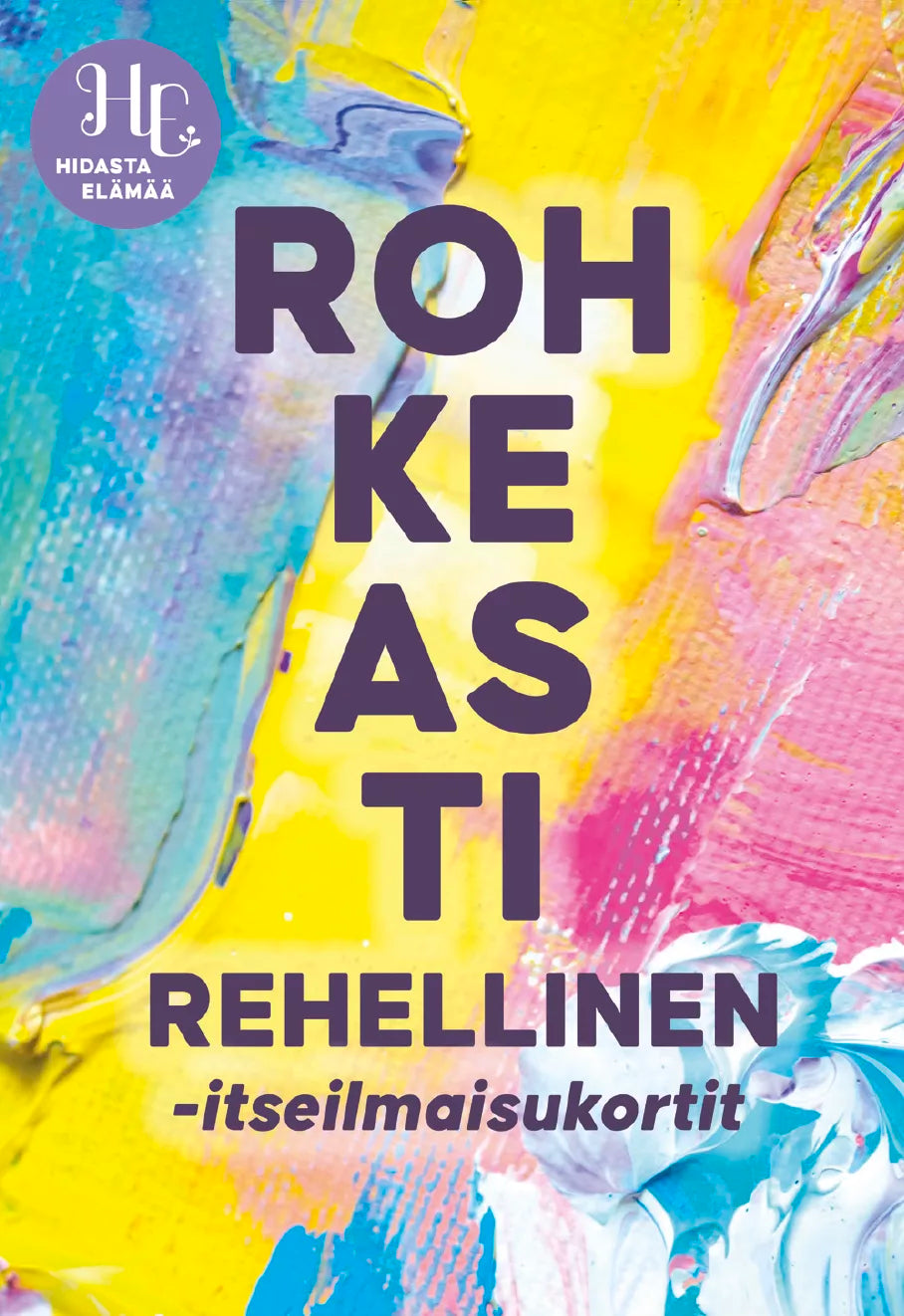 Hidasta Elämää Rohkeasti Rehellinen Itseilmaisukortit; värikäs abstrakti tausta ja rohkea suomenkielinen teksti ”ROHKEASTI REHELLINEN -itseilmaisukortit”; pyöreä logo vasemmassa yläkulmassa ”HIDASTA ELÄMÄÄ”; eloisat värit inspiroivat luovaan itseilmaisuun; tuotetyyppi korttipakka; mattapintainen; pakkaus suorakaiteen muotoinen, groteskityyppografia pääotsikossa; ei ihmisiä tai käsiä, kuva ylhäältä, vain etupakkauksen suunnittelu näkyvissä tasaisella taustalla.