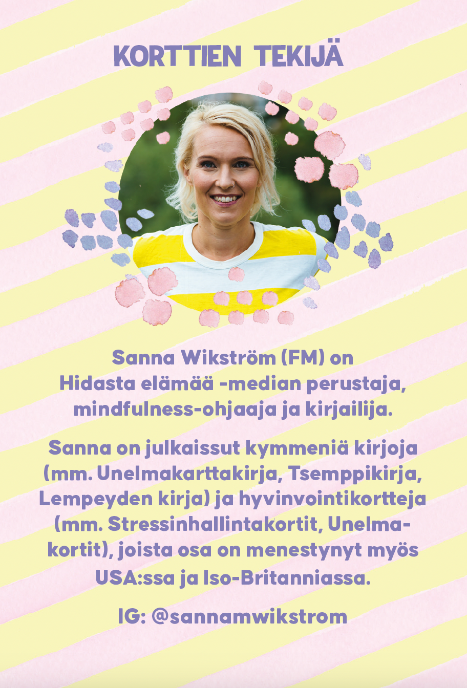 Hidasta Elämää Tsemppikortit; hymyilevä vaaleatukkainen nainen seisoo värikkään abstraktin taustan edessä; teksti esittelee hänet Sanna Wikströmiksi, mediayrittäjäksi, mindfulness-valmentajaksi ja kirjailijaksi, joka tunnetaan julkaisemistaan kirjoista ja korteista, Instagram-tunnus mainittuna; kuva ylävartalosta, tekstitasot selkeällä groteskilla, ei näkyvää tuotepakkausta tai fyysisiä esineitä.