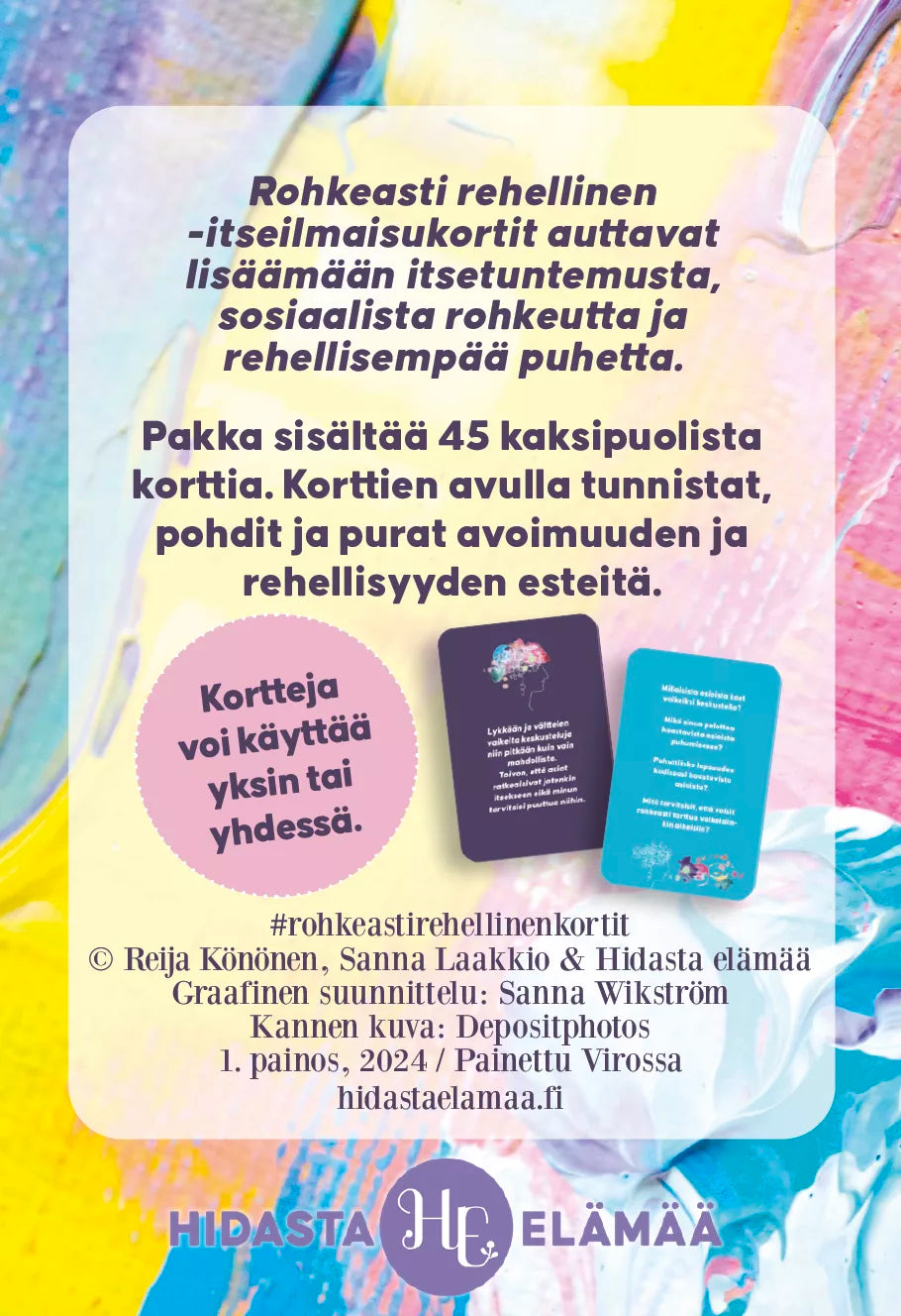 Hidasta Elämää Rohkeasti Rehellinen Itseilmaisukortit; värikäs korttipakkamainos suomeksi, jossa tekstiä itseilmaisukorteista, inspiroivia esimerkkikortteja ja Hidasta Elämää -brändin logoja alaosassa; mukana tuotetietoja ja suunnittelijan mainintoja; suorakaiteen muotoinen rasia monivärisenä, kiiltävä pinta, pyöristetyt kulmat; useita esimerkkikortteja erilaisin typografisin tyylein tasaisella alustalla; ei ihmisiä tai käsiä kuvassa.