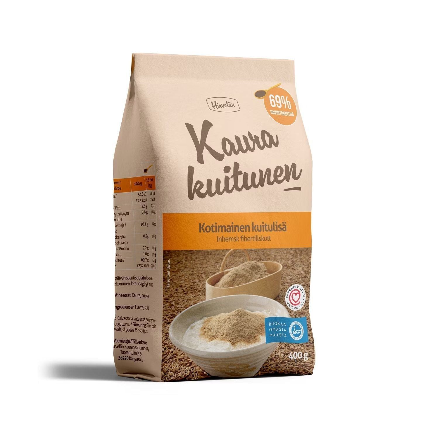 Hirvelän Kaurakuitunen, 400 g pakkaus suomalaista kaurakuituvalmistetta; suorakaiteen muotoinen pussi mattabeigen ja oranssin sävyisenä; etusivulla kuva kulhosta kaurakuitujauhetta sekä luettavissa oleva tuotenimi, paino ja ravintosisältötiedot selkeällä groteskifontilla; pakkausmateriaali joustavaa muovia; tausta valkoinen ilman muita esineitä tai ihmisiä.