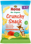 Holle Luomu Hirssi-Mango Snack, rapea luomunaposteltava vauvoille 8 kuukauden iästä alkaen; pakkaus mattapintaista muovia, väreinä vaalea keltaoranssi, pussi levenee alaosastaan ja seisoo suorakaiteen muotoisena; etusivulla piirretyt naposteltavat, mangoviipaleita, hirssinjyviä ja kaksi sarjakuvamaista apinaa; tuotenimi yksinkertaisella groteskifontilla, teksti monikielistä; tausta studiomainen ja yksivärinen, ei ihmisiä kuvassa.
