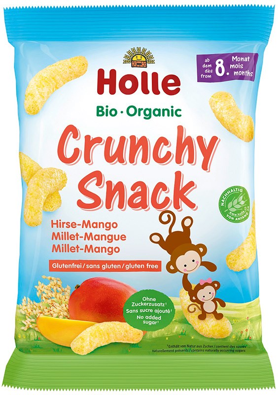 Holle Luomu Hirssi-Mango Snack, rapea luomunaposteltava vauvoille 8 kuukauden iästä alkaen; pakkaus mattapintaista muovia, väreinä vaalea keltaoranssi, pussi levenee alaosastaan ja seisoo suorakaiteen muotoisena; etusivulla piirretyt naposteltavat, mangoviipaleita, hirssinjyviä ja kaksi sarjakuvamaista apinaa; tuotenimi yksinkertaisella groteskifontilla, teksti monikielistä; tausta studiomainen ja yksivärinen, ei ihmisiä kuvassa.