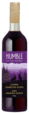 Humble Luomu Ikimetsäglögi; pullo Humblen luomuglögiä violetilla etiketillä, kuvituksena tyylitelty metsä, kaksi poroa ja tähtiä; teksti LUOMU IKIMETSÄ GLÖGI, EKO URSKOG GLÖGG, 75cl painettuna selkeällä groteskifontilla; pullo lasia kiiltäväpinnalla ja lieriömäinen muoto; tuote pystyssä vaalealla taustalla, ei ihmisiä tai käsiä kuvassa.