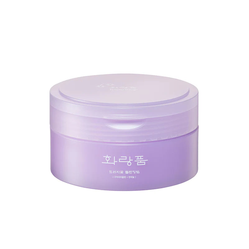 Hwarang Bellflower Cleansing Balm; pyöreä, vaaleanvioletti kosmetiikkapurkki koreankielisellä tekstillä etusivulla, valkoista taustaa vasten korostaen tyylikästä ulkonäköä; astia sileäpintainen, kiiltävä ja läpikuultamaton; kansi samaa väriä ja materiaalia; typografia koostuu selkeistä painetuista koreankielisistä merkeistä tummalla musteella keskellä; ei ihmisiä, käsiä tai muita esineitä; kuva otettu edestä silmien tasolta.