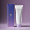 Hwarang Bellflower Moisturizing Barrier Cream; tuubi hwarang Bellflower Moisturizing Barrier Cream -voidetta pystyasennossa suorakaiteen muotoisen rasiansa vieressä, molemmat sileällä violetilla alustalla vastaavaa violettia taustaa vasten; tuubi pääosin valkoinen yksinkertaisin sinisin ja mustin tekstein; rasiassa tähtikuvioita ja rohkeita värejä sekä luettava tuotenimi groteskifontilla; ei ihmisiä tai käsiä kuvassa.