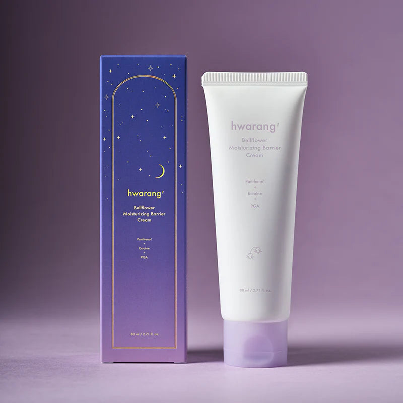 Hwarang Bellflower Moisturizing Barrier Cream; tuubi hwarang Bellflower Moisturizing Barrier Cream -voidetta pystyasennossa suorakaiteen muotoisen rasiansa vieressä, molemmat sileällä violetilla alustalla vastaavaa violettia taustaa vasten; tuubi pääosin valkoinen yksinkertaisin sinisin ja mustin tekstein; rasiassa tähtikuvioita ja rohkeita värejä sekä luettava tuotenimi groteskifontilla; ei ihmisiä tai käsiä kuvassa.