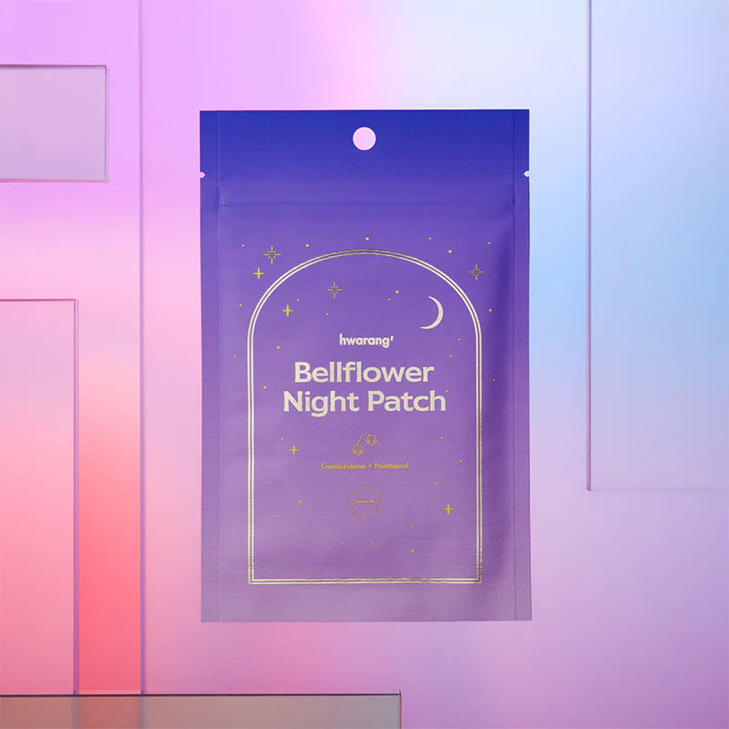 Hwarang Bellflower Night Patch; violetti liukuvärillinen suorakaiteen muotoinen pussi mattapinnalla, tekstillä ”Bellflower Night Patch” selkeällä groteskifontilla; kultaisia tähti- ja kuunsirppikuvakkeita etusivulla; taustalla pastelliliukuväri hienovaraisin geometrisin kuvioin; ei ihmisiä, käsiä tai muita esineitä kuvassa; pakkaus tuo esiin kultaiset tähti- ja kuukuviot pastellitaustaa vasten.