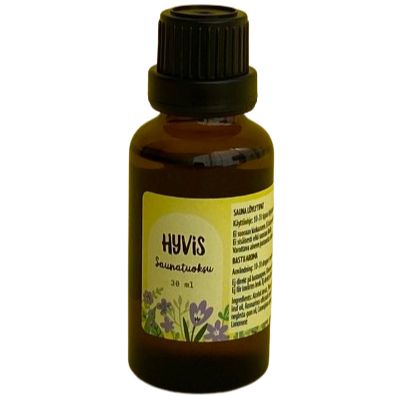 Pieni ruskea pullo, jossa lukee HYViS Saunatuoksu 30 ml, musta korkki ja etiketti, jossa violetteja kukkia, vihreitä lehtiä sekä saunaan viittaavia yksityiskohtia alareunassa; pullo mattapintainen ja lieriömäinen; etikettiteksti lihavoidulla groteskikirjasimella; pakkauksessa selkeästi näkyvissä tuotenimi ja tilavuus; tausta yksinkertainen ilman muita esineitä; ei ihmisiä tai käsiä kuvassa.