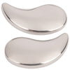 Ibero Silmänaluspisarat; kaksi sileää, kiiltävää ruostumattomasta teräksestä valmistettua esinettä, muodoltaan pitkulaisia kyyneleen muotoisia, aseteltuna rinnakkain valkoiselle taustalle; ei näkyviä etikettejä tai typografiaa; pinta heijastava ilman havaittavaa tekstuuria tai merkintöjä; esineet pakkaamattomina ja esillä rinnakkain studiotuotekuvassa tasaisessa valaistuksessa; ei ihmisiä, käsiä tai toimintaa näkyvissä.