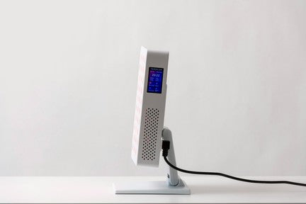 Innolux RED S2 PRO Punavalo; valkoinen elektroninen laite digitaalisella näytöllä seisoo pystyssä jalustalla; pinta mattapintainen; tuuletusaukot oikealla puolella; musta virtajohto kiinnitetty alaosan takana; ei näkyvää brändäystä tai etikettitekstiä kuvassa; ei pakkausta näkyvissä; tausta pelkistetty ja yksinkertainen ilman muita esineitä tai ihmisiä.
