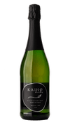 Kaino Luomu Mustaherukanlehti Kuohujuoma, vihreä pullo mustalla foliokorkilla ja mustalla etiketillä tekstillä "Kaino blackcurrant leaf sparkling drink, organic", kuvattu valkoista taustaa vasten; pullo sylinterimäinen sileää lasia kiiltäväpinnalla; etiketissä lihavoitua valkoista groteskitekstiä mattamustalla pohjalla; ei ihmisiä eikä muita esineitä näkyvissä, tuote keskitetty kuvaan.