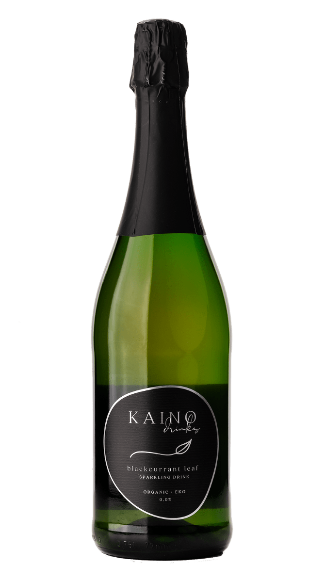 Kaino Luomu Mustaherukanlehti Kuohujuoma, vihreä pullo mustalla foliokorkilla ja mustalla etiketillä tekstillä "Kaino blackcurrant leaf sparkling drink, organic", kuvattu valkoista taustaa vasten; pullo sylinterimäinen sileää lasia kiiltäväpinnalla; etiketissä lihavoitua valkoista groteskitekstiä mattamustalla pohjalla; ei ihmisiä eikä muita esineitä näkyvissä, tuote keskitetty kuvaan.