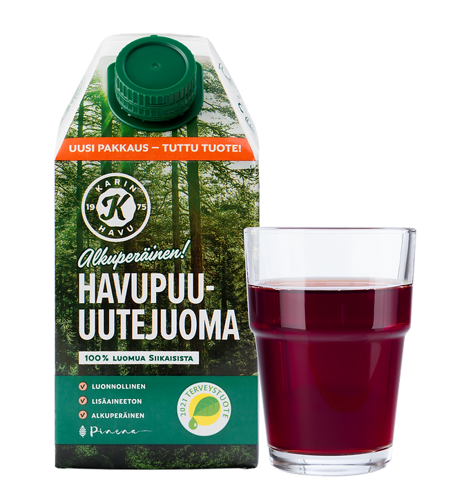 Karin Havupuu-uutejuoma 6-pack; vihreä pakkaus tekstillä "Havupuu-uutejuoma" seisoo kirkkaan lasin vieressä, jossa tummanpunaista nestettä; pakkaus suorakaiteen muotoinen, mattapintaista pahvia, etusivulla painettu metsäkuvitus ja useita symboleja; suomenkielinen teksti sekä antiikva- että groteskifontein; tuotteet neutraalilla, yhtenäisellä taustalla, ei ihmisiä eikä käsiä näkyvissä.