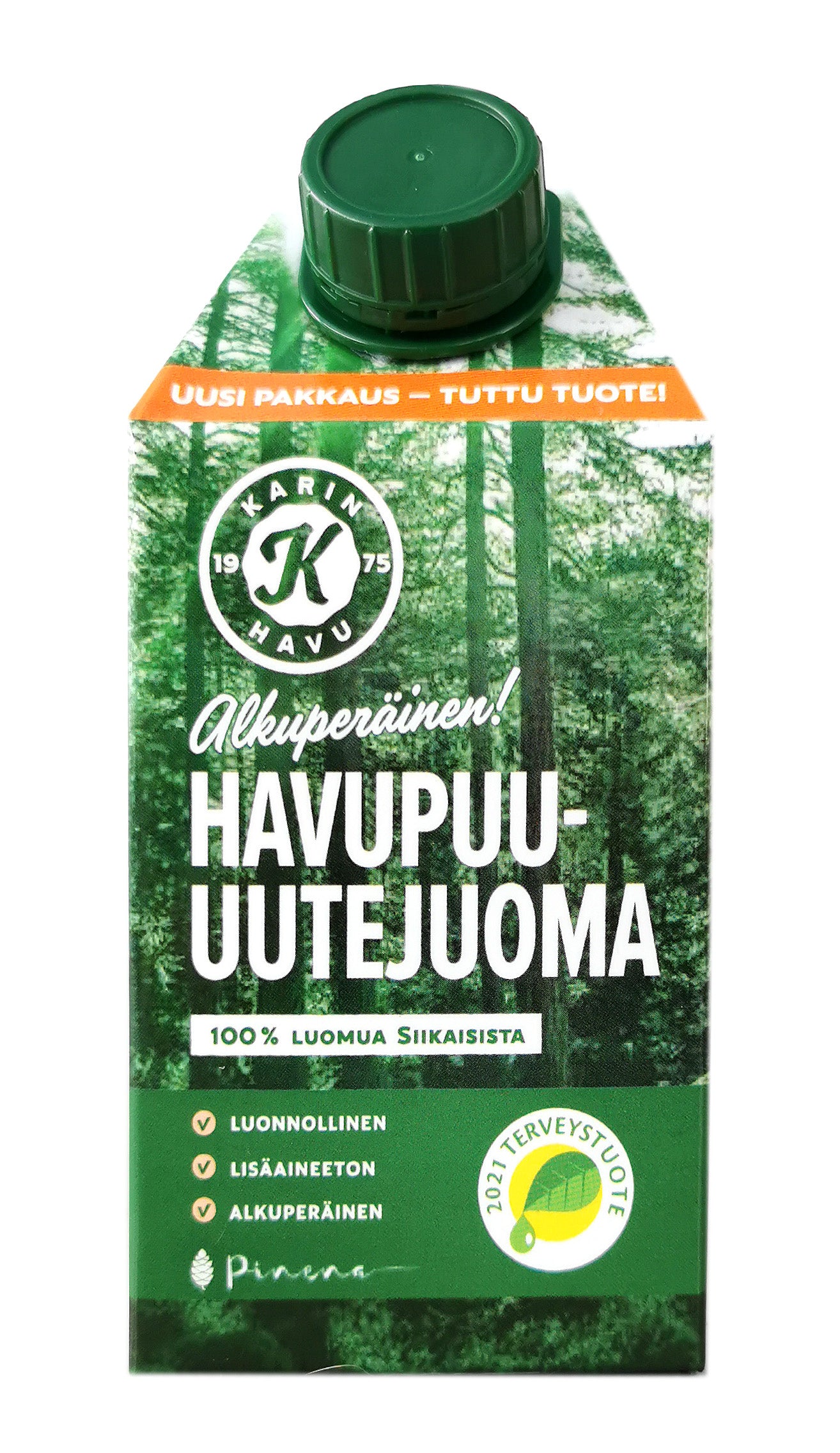 Karin Havupuu-uutejuoma; vihreä suorakulmainen pahvipakkaus vastaavalla vihreällä muovisella kierrekorkilla; pakkauksessa valokuvamainen tai kuvitettu metsäaihe sekä valkoista groteskitypografiaa, joka näyttää tuotenimen ja tiedot; pakkauksen pinta mattaa; kuva hyvin valaistu yksinkertaista taustaa vasten, ei ihmisiä eikä rekvisiittaa; teksti kertoo tuotteen olevan luonnollinen kuusenkerkkäuutejuoma Suomesta.