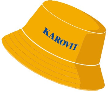 Kuvitus keltaisesta kalastajahatusta, jonka etuosassa lukee KAROVIT lihavoiduilla sinisillä kirjaimilla.