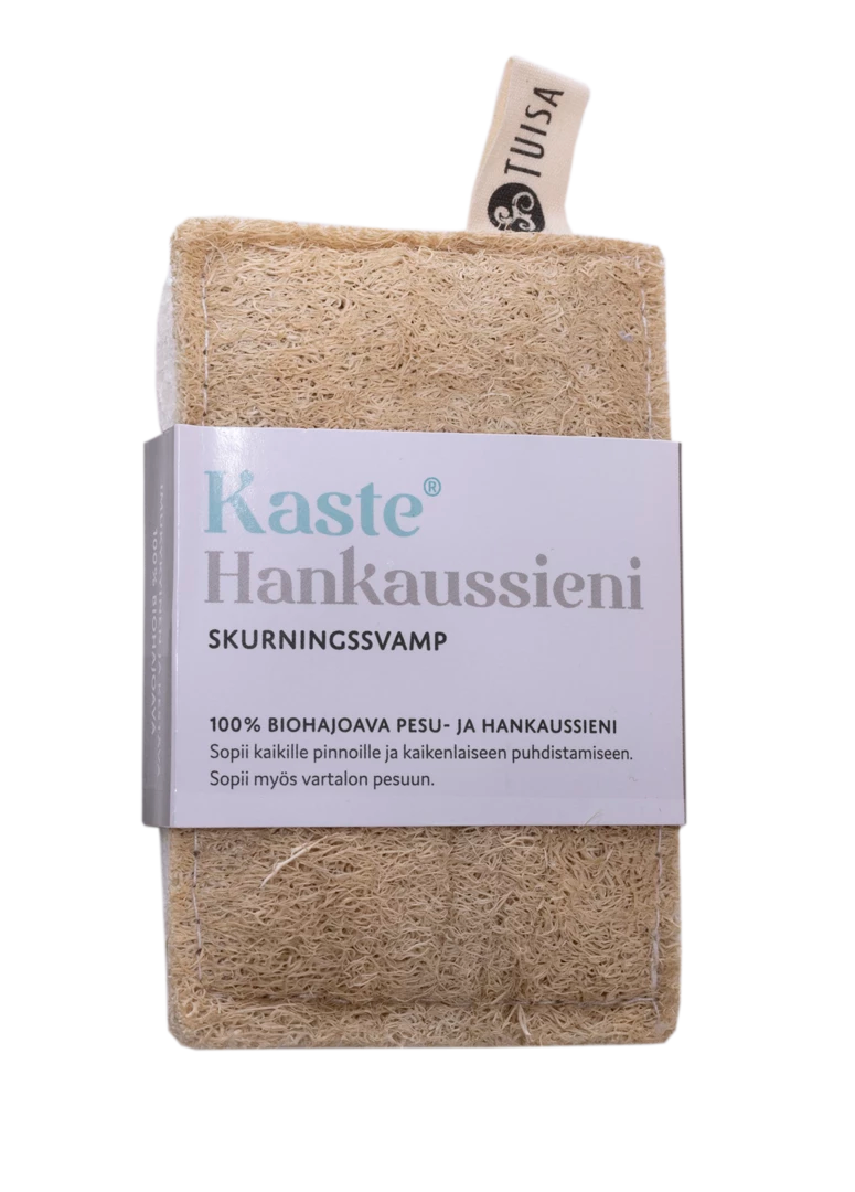 Kaste Hankaussieni, suorakaiteen muotoinen luonnollinen puhdistussieni etiketillä "Kaste Hankaussieni" ja suomenkielistä tekstiä, yläosassa pieni kangaslenkki; pinta karkea ja kuituinen, väriltään ruskehtavan vaalea ja mattapintainen; etiketin typografia yksinkertainen ja groteskinen; ei muuta pakkausta kuin kiinnitetty etiketti; tuote kuvattuna yksinkertaista taustaa vasten, ei ihmisiä eikä käsiä näkyvissä.