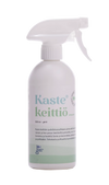 Kaste Keittiön Puhdistussuihke, valkoinen suihkepullo tekstillä "Kaste keittiö", suomalainen keittiöpuhdistustuote laukaisusuuttimella ja vihreä-sinisellä groteskitekstillä etusivulla; muovinen pinta mattaa; etiketissä vähäisesti tekstiä brändistä ja käyttötarkoituksesta suomeksi; pullon runko hieman kaareva; tausta yksinkertainen, ei ihmisiä eikä käsiä näkyvissä.