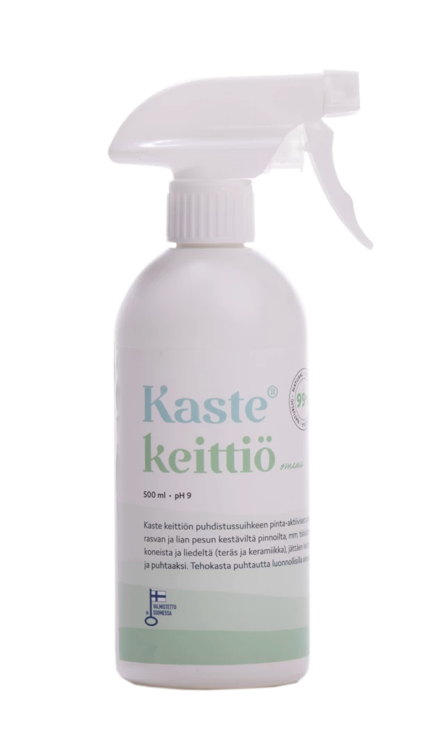 Kaste Keittiön Puhdistussuihke, valkoinen suihkepullo tekstillä "Kaste keittiö", suomalainen keittiöpuhdistustuote laukaisusuuttimella ja vihreä-sinisellä groteskitekstillä etusivulla; muovinen pinta mattaa; etiketissä vähäisesti tekstiä brändistä ja käyttötarkoituksesta suomeksi; pullon runko hieman kaareva; tausta yksinkertainen, ei ihmisiä eikä käsiä näkyvissä.