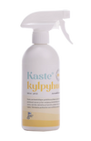 Kaste Saniteettitilojen Puhdistussuihke, valkoinen suihkepullo tekstillä "Kaste kylpyhuone", teksti suomeksi; muovinen pullo mattapinnalla, valkoinen kaareva laukaisusuutin ja keltainen nauha kaulan kohdalla; muoto sylinterimäinen pyöristetyin hartioin; etiketin teksti selkeää ja groteskista; ei ihmisiä eikä käsiä näkyvissä, tausta vaalea ja studiomainen.