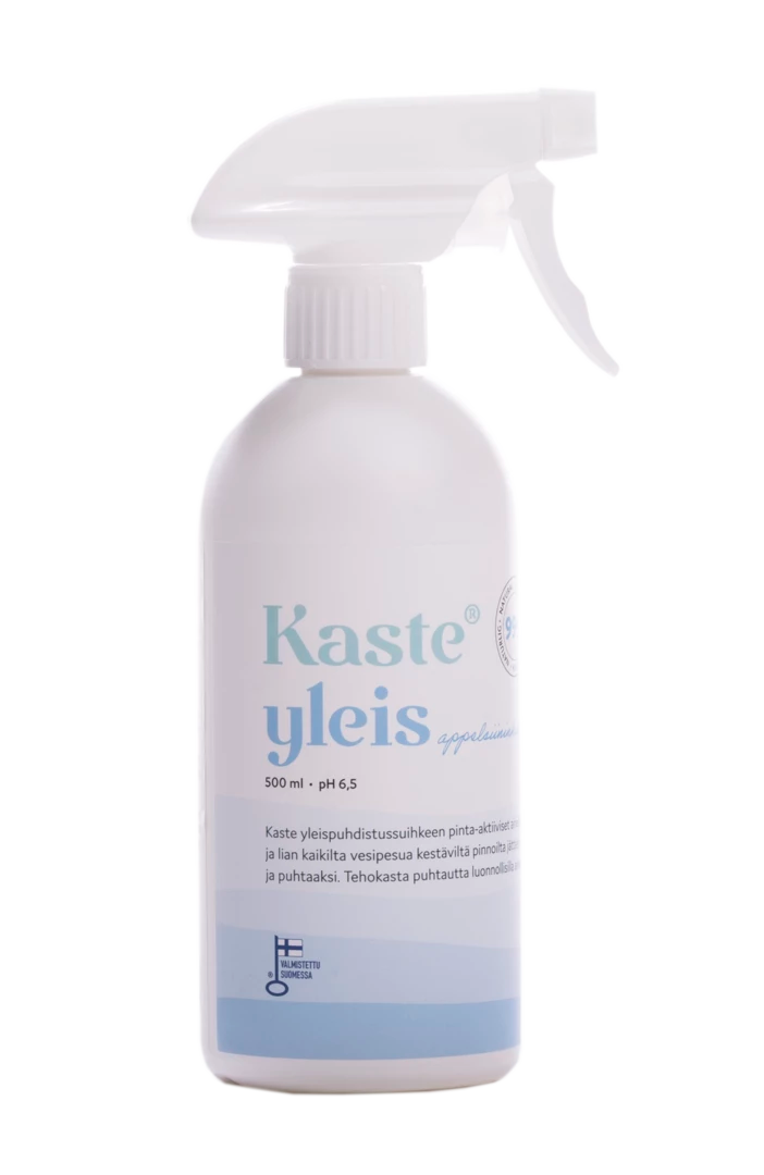 Kaste Yleispuhdistussuihke, valkoinen muovinen suihkepullo mattapinnalla, sylinterimäinen runko ja läpinäkyvä laukaisusuutin; etiketissä sana "Kaste yleis" isolla sinisellä tekstillä, alla pienempää suomenkielistä tietoa; tilavuus merkitty 500 ml; ei ihmisiä eikä käsiä näkyvissä, tausta yksinkertainen ja neutraali, kuva suoraan edestä studiotyylillä.