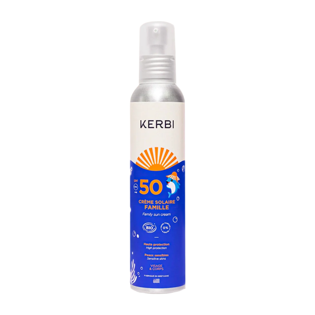 Kerbi Aurinkosuihke SPF 50; pullo Kerbi SPF 50 -perheen aurinkosuihketta sinisellä ja valkoisella etiketillä, kuvituksena aurinkokuvake ja delfiini, pystyssä tasaista taustaa vasten; pakkaus lieriömäinen muovia kiiltäväpinnalla; etikettitekstissä ”Kerbi” ja ”SPF 50”; ei ihmisiä kuvassa.