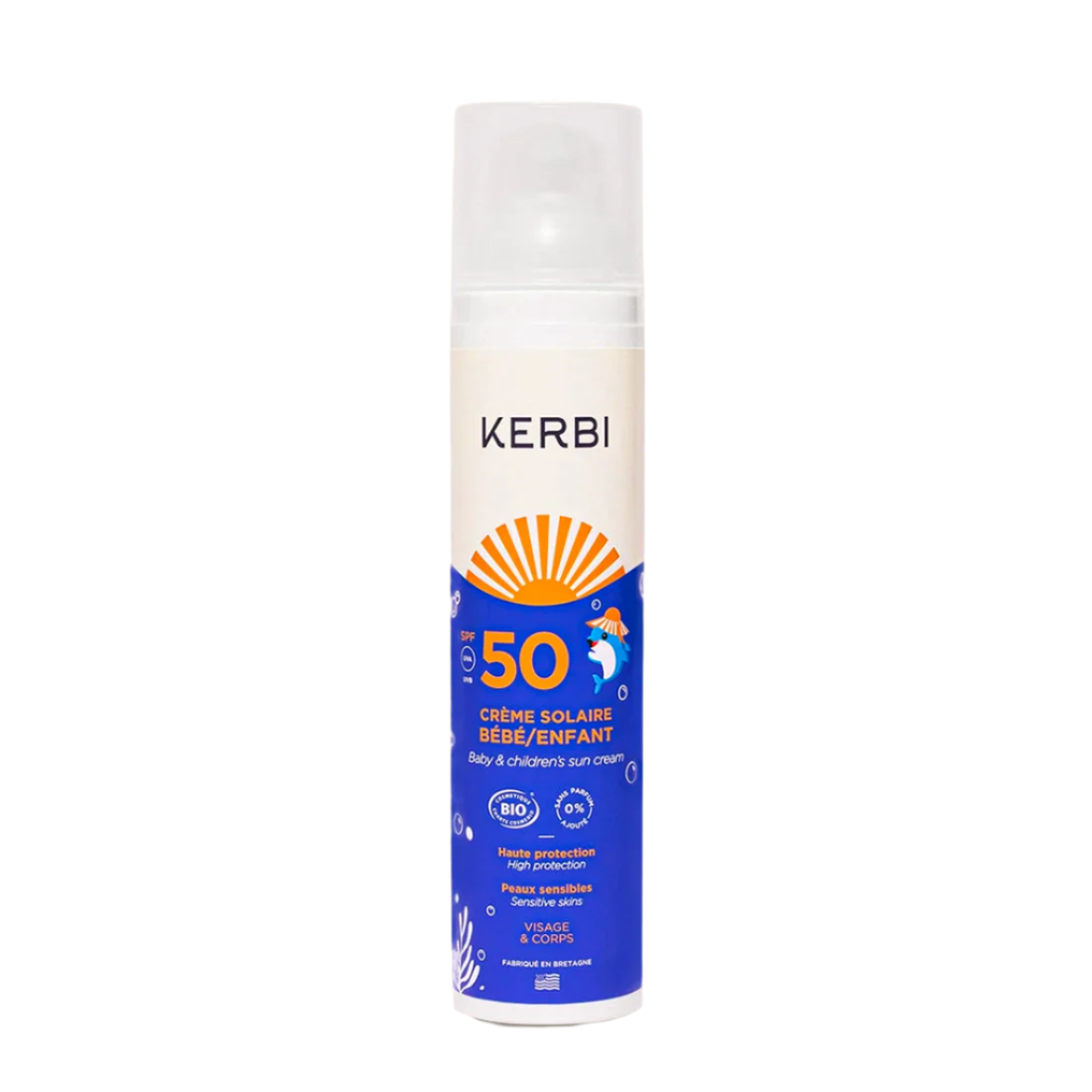 Kerbi Aurinkovoide Lapsille SPF 50; pullo Kerbi SPF 50 -aurinkovoidetta vauvoille ja lapsille, valkoinen yläosa ja sininen etiketti, sisältää sinkkioksidisuojaa, oranssit aurinkosäteet ja ranskankielistä tuotetietoa; muovipullo lieriömäinen mattapinnalla; pääväreinä sininen ja valkoinen, oranssein graafisin elementein; etiketin kirjasin lihavoitua groteskia tummansinisenä ja oranssina; tausta tasainen valkoinen; ei ihmisiä tai käsiä; tavanomainen tuotekuva silmien tasolta.