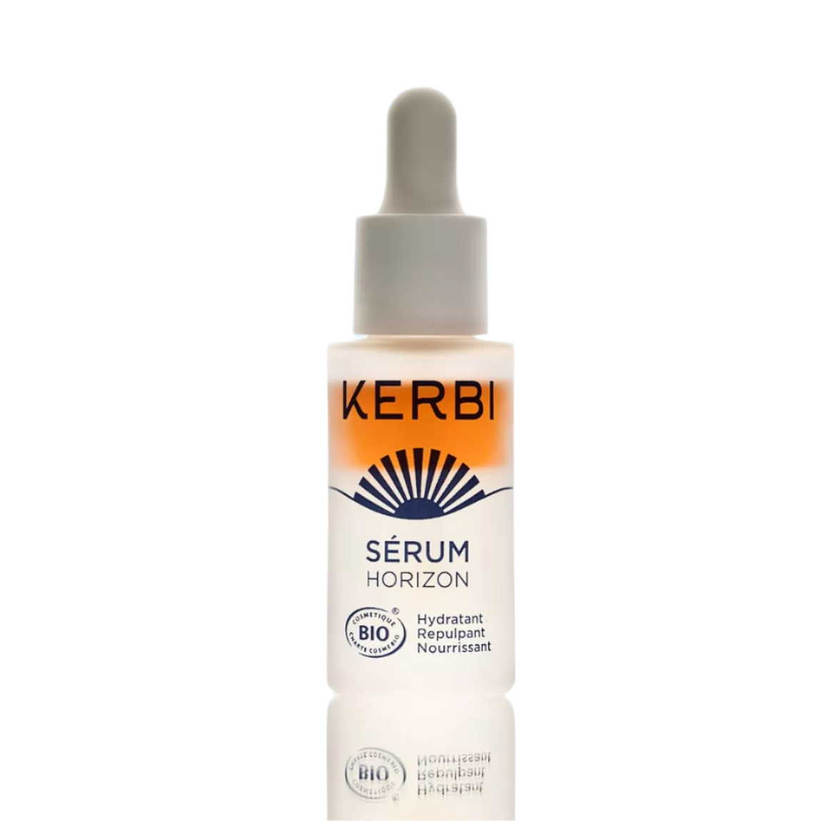 Kerbi After Sun Kasvoseerumi; tippapullo tekstillä ”KERBI SÉRUM HORIZON” oranssilla ja sinisellä auringonnousulogolla; lieriömäinen pullo kiiltäväpinnalla, valkoinen korkki tippapipetillä; pääetiketissä luettavaa tekstiä kosteuttavista, kimmoisuutta lisäävistä ja ravitsevista hyödyistä sekä BIO-luomusertifioinnista; groteskityyppografiaa mustana ja oranssina; tausta tasainen valkoinen, studiokuva, ei ihmisiä tai käsiä.