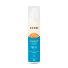 Kerbi After Sun Voide; pullo KERBI After Sun Moisturizing Lotion -tuotetta sinisellä ja kermanvärisellä etiketillä, oranssi auringonsädekuvio ja kaksikielinen ranskan- ja englanninkielinen teksti, pystyssä vaalealla tasaisella taustalla; pullo lieriömäistä muovia mattapinnalla; brändinimen typografia lihavoitua groteskia, muu tieto pienemmällä groteskilla; ei ihmisiä tai rekvisiittaa näkyvissä.