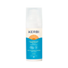 Kerbi After Sun Voide; pullo Kerbi After Sun Moisturizing Lotion -tuotetta sinisellä ja oranssilla etiketillä, kuvituksena aurinkokuvake ja kaksikielinen ranskan- ja englanninkielinen teksti, pystyssä vaalealla taustalla; muovipullo lieriömäinen mattapinnalla ja valkoinen korkki; etikettiteksti lihavoidulla groteskikirjasimella; kuva keskitetty ja suoraan edestä, ei ihmisiä tai käsiä.
