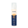 Kerbi Aurinkovoide SPF 30; pullo Kerbi SPF 30 Sun Lotion -tuotetta valkoisella lieriömäisellä korkilla ja tummansinisellä alaosalla kiiltävästä muovista; etusivun etiketissä keltainen aurinkokuvake ja lihavoitua groteskitekstiä, jossa mainitaan SPF 30, korkea suoja, käyttö kasvoille ja vartalolle; teksti sisältää brändinimen Kerbi; ei ihmisiä tai käsiä näkyvissä; tausta tasainen; keskikokoinen lähikuva.