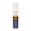 Kerbi Aurinkovoide SPF 50; pullo Kerbi SPF 50 -aurinkovoidetta valkoisella korkilla, kuvituksena aurinkokuvake ja sininen-valkoinen etiketti tuotetiedoin ja logoin; muovipullo lieriömäinen sileällä kiiltäväpinnalla; etiketissä lihavoitua groteskitekstiä; tausta tasainen valkoinen, kuvattu suoraan edestä; ei ihmisiä tai käsiä kuvassa.