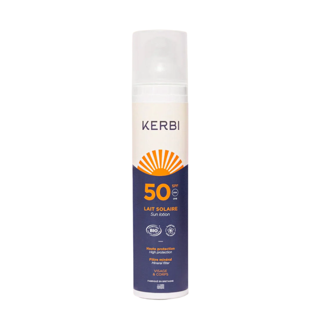 Kerbi Aurinkovoide SPF 50; pullo Kerbi SPF 50 -aurinkovoidetta valkoisella korkilla, kuvituksena aurinkokuvake ja sininen-valkoinen etiketti tuotetiedoin ja logoin; muovipullo lieriömäinen sileällä kiiltäväpinnalla; etiketissä lihavoitua groteskitekstiä; tausta tasainen valkoinen, kuvattu suoraan edestä; ei ihmisiä tai käsiä kuvassa.