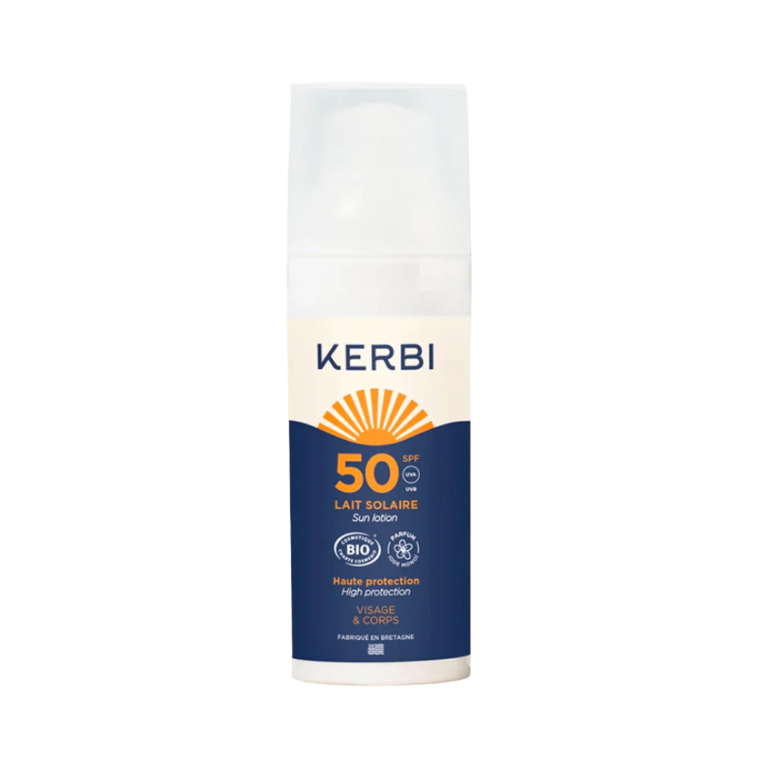 Kerbi Aurinkovoide SPF 50; pullo Kerbi SPF 50 -aurinkovoidetta valkoisella yläosalla ja sinisellä etiketillä, kuvituksena aurinkokuvake, tuotetietoa ja symboleja korkeasta suojasta sekä luonnonmukaisesta sertifioinnista turvallista auringonottoa varten; pullo lieriömäinen mattapinnalla; sinisessä etiketissä valkoista ja keltaista groteskitekstiä; tuote vaalealla, tasaisella taustalla; ei ihmisiä tai käsiä; tavanomainen tuotekuva.