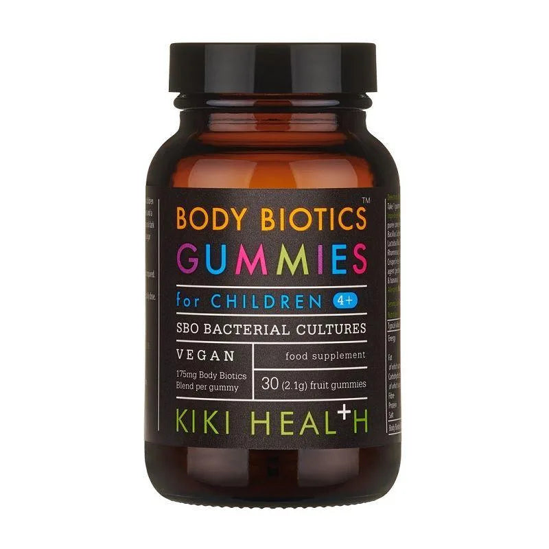 Kiki Health Body Biotics Gummies Maitohappobakteeri; mattamusta sylinterinmuotoinen pullo sileällä kierrekorkilla; etiketti on tumma valkoisin ja vihrein groteskitekstein, jossa lukee selkeästi ”Body Biotics Gummies for Children 4+, featuring SBO Bacterial Cultures and suitable for vegans, containing 30 fruit gummies by Kiki Health”; astia seisoo pystyssä valkoista taustaa vasten; ei ihmisiä tai toimintaa näkyvissä.