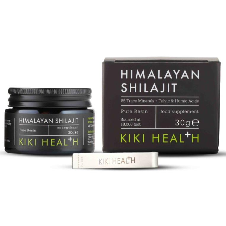 Kiki Health Himalayan Shilajit; musta lasipurkki mattapinnalla, suorakaiteen muotoinen pahvirasia ja pieni musta lasta aseteltuna yhdessä; purkissa ja rasiassa yksinkertaista valkoista ja vihreää tikkukirjasintekstiä ”KIKI HEALTH Himalayan Shilajit Pure Resin, 30g” — ravintolisä, jossa 85 hivenainetta ja fulvohappoa; kaikki esineet tasaisella valkoisella taustalla.