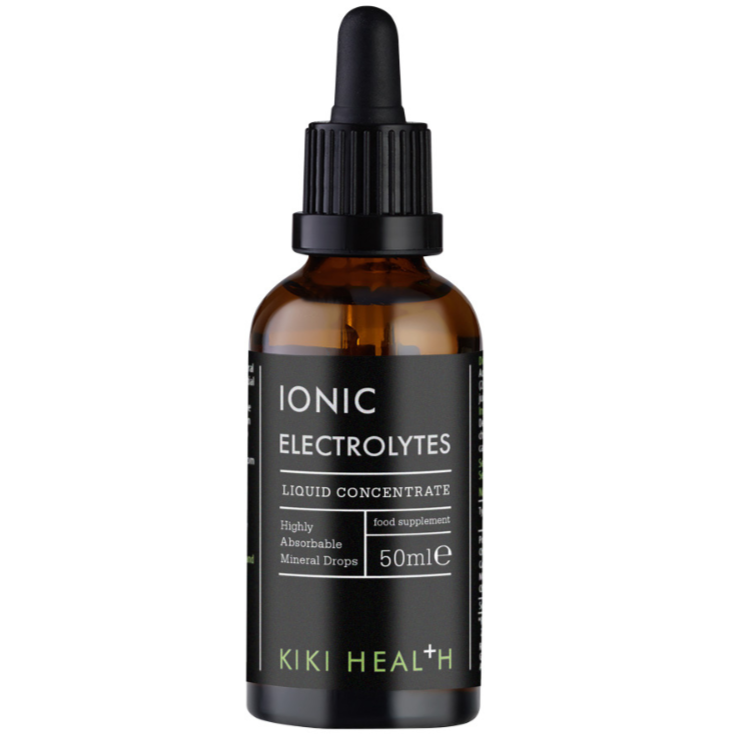 Kiki Health Ionisoidut Elektrolyytit; ruskea lasinen tiputinpullo, merkitty KIKI Health Ionic Electrolytes Liquid Concentrate, 50 ml, tekstissä korostetaan helposti imeytyviä mineraalitippoja ja ionisia mineraaleja; pullossa mattamusta tiputinkorkki ja suorakulmainen muoto; etiketissä vihreää ja valkoista groteskitekstiä mustaa taustaa vasten; pullo kuvattu valkoista taustaa vasten, ei näkyviä ihmisiä tai esineitä.