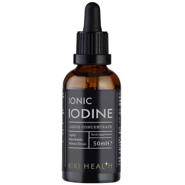 Kiki Health Ionisoitu Jodi; ruskea lasinen tippapullo tekstillä ”Ionic Iodine Liquid Concentrate, 50 ml”, valmistaja Kiki Health; etiketissä mainittu erittäin hyvin imeytyvä ravintolisä mineraalitippana, joka tarjoaa ionista jodia nestemäisessä muodossa; lieriömäinen pullo mattamustalla kierrekorkilla ja sisäänrakennetulla pipetillä; etiketti valkoista versaalitekstiä mustaa taustaa vasten vihrein ja valkoisin tehostein; neutraali tausta, ei ihmisiä tai käsiä näkyvissä.
