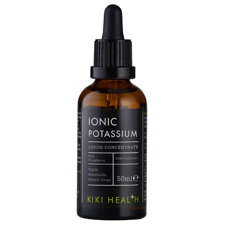 Kiki Health Ionisoitu Kalium; tumma meripihkanvärinen lasinen tippapullo tekstillä Ionic Potassium Liquid Concentrate Kiki Health -merkiltä, koko 50 ml; sylinterin muotoinen pullo mattamustalla kierrettävällä tippakorkilla; musta etiketti valkoisella groteskitekstillä, osin vihrein korostuksin; etiketissä mainitaan ravintolisä ja erittäin hyvin imeytyvät ioniset mineraalitipat; kuvattu valkoista taustaa vasten, ei ihmisiä tai käsiä.