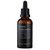 Kiki Health Ionisoitu Kromi; ruskea tippapullo tekstillä Ionic Chromium Liquid Concentrate, 50 ml, KIKI Health+ -merkiltä, muotoiltu erittäin hyvin imeytyväksi ionisoiduksi mineraaliravintolisäksi; pullo sylinterin muotoista lasia mustalla matalla korkilla ja kumitippaimella; etikettiteksti groteskikirjasimella valkoisena ja vihreänä mustaa pohjaa vasten; tuote yksinään valkoisella taustalla, pystyssä keskellä kuvaa, ei ihmisiä tai käsiä.