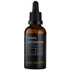 Kiki Health Ionisoitu Seleeni; ruskea lasinen tippapullo tekstillä Ionic Selenium Liquid Concentrate KIKI Health -merkiltä, 50 ml, sisältää ionista seleeniä, mustaa ja vihreää tekstiä mustalla etiketillä; sylinterin muotoinen pullo mattamustalla kierrekorkilla ja sisäänrakennetulla tippaimella; etiketti käyttää suuraakkosin groteskikirjasinta, ”KIKI HEALTH” vihreänä; valkoinen tausta, tasaisesti valaistu studiokuva, ei ihmisiä tai muita esineitä.