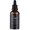 Kiki Health Ionisoitu Sinkki; 50 ml:n tumma lasinen tiputinpullo mustalla etiketillä, jossa lukee Ionic Zinc Liquid Concentrate by Kiki Health, mukana lauseet ”highly absorbable ionic mineral drops” ja ”food supplement”; etiketissä lihavaa valkoista ja vihreää groteskitekstiä; pullossa uritettu musta tiputinkorkki; tausta yksivärinen ja vaalea; ei toimintaa tai ihmisiä näkyvissä; studiotyylinen tuotekuva.