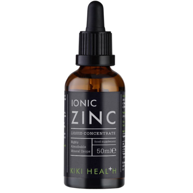 Kiki Health Ionisoitu Sinkki; 50 ml:n tumma lasinen tiputinpullo mustalla etiketillä, jossa lukee Ionic Zinc Liquid Concentrate by Kiki Health, mukana lauseet ”highly absorbable ionic mineral drops” ja ”food supplement”; etiketissä lihavaa valkoista ja vihreää groteskitekstiä; pullossa uritettu musta tiputinkorkki; tausta yksivärinen ja vaalea; ei toimintaa tai ihmisiä näkyvissä; studiotyylinen tuotekuva.